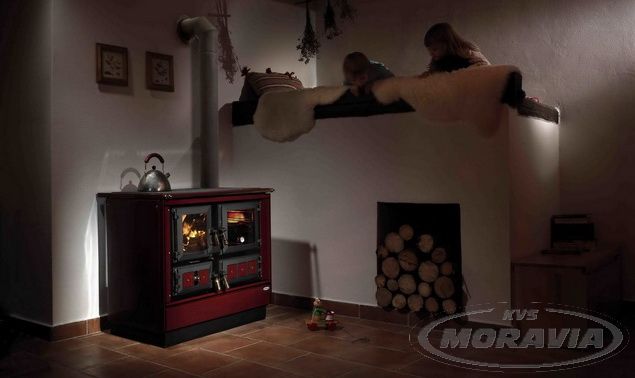 Sporák na pevná paliva 9112 s výměníkem Klaudie bordo